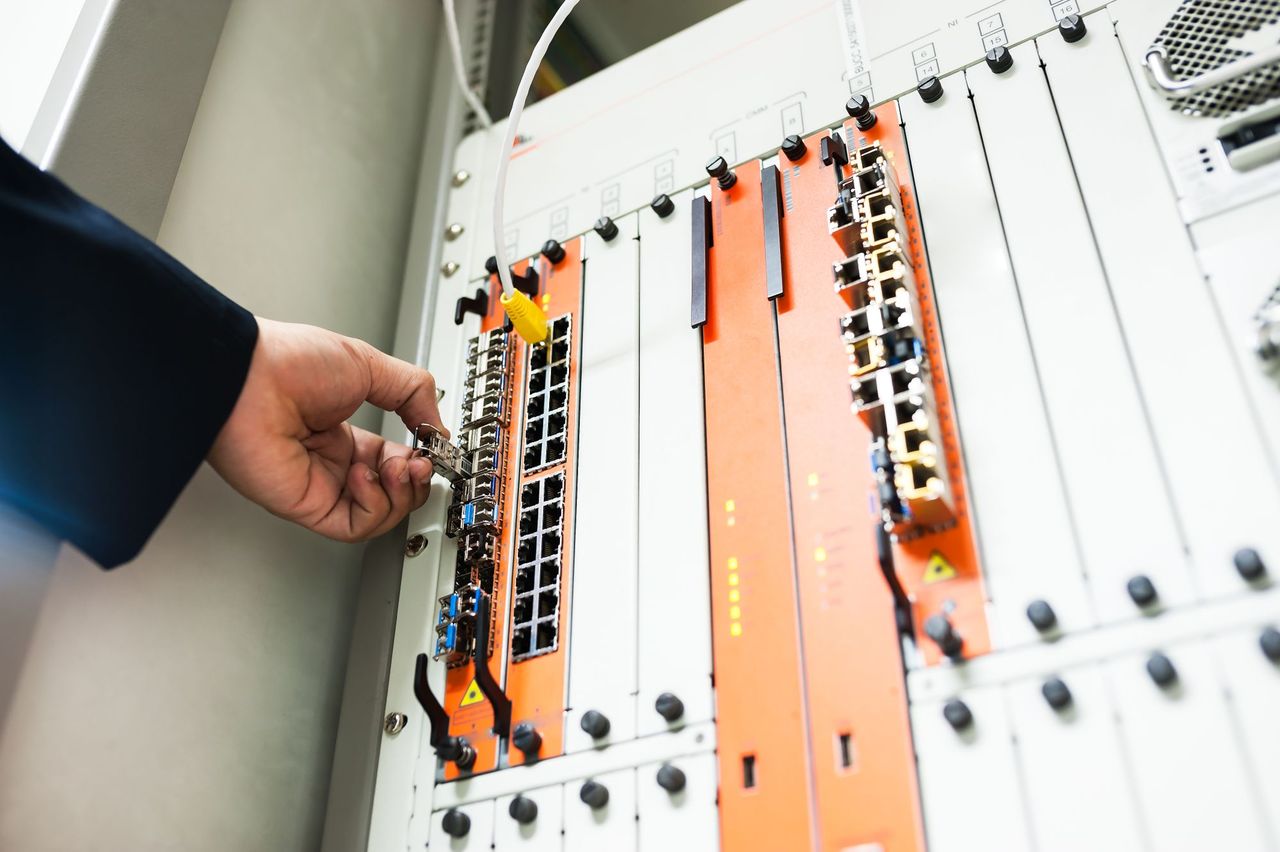 Hand connecting cabling on a mounted patch panel